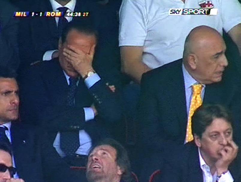 14 maggio 2006. Milan - Roma 2-1 Silvio Berlusconi si copre gli occhi per non vedere il calcio di rigore finale, al suo fianco Adriano Galliano